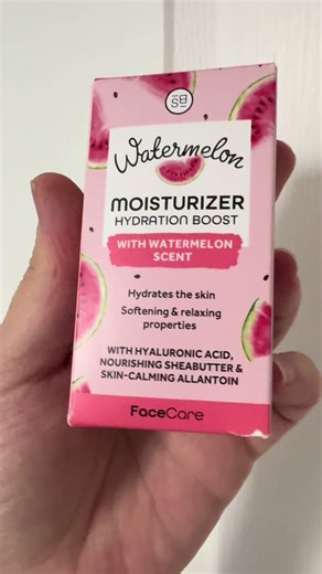 Firma: SKIN Bliss Product: Krem nawilżający arbuzowy Cena: 6.49 zł ✅Oczywiście cena jest na tak 🙌 ✅Pachnie arbuzowo, wystarczająco długo żeby być zadowolonym 🤪 ✅Tak nawilża, ale to zwykły krem na dzień 😉 ✅Krem jest biały , łatwo się rozprowadza i ładnie wsiąka. 🥹 ✅Nie pozostawia żadnego nieprzyjemnego osadu 🙏 ✅Jest delikatnie tłustawy, ale wsiąka w skórę 😅 Kupiłabym go jeszcze raz szczególnie na jakąś wycieczkę bo robi dokładnie to co ma robić: czyli nawilżać , i jest malutki i taniutki💁�