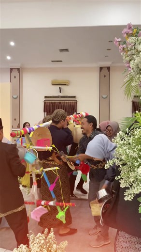 Prosesi bunak kawah merupakan tradisi di adat Jawa saat pernikahan anak pertama, di mana orang tua membuka tanggung jawabnya dengan menyerahkan simbol kehidupan rumah tangga (seperti peralatan dapur) yang direbutkan oleh tamu, melambangkan doa restu, syukur, harapan berkah dan rezeki. #glamorweddingorganizer #weddingtiktok #weddingvibes #fypシ #weddingorganizer