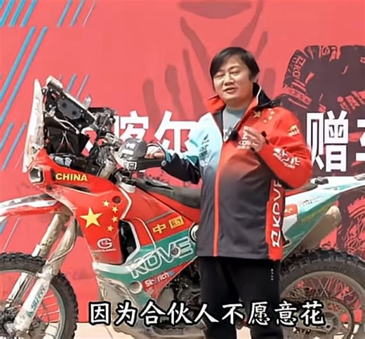 张雪14岁之后的人生里，只有摩托车。一条主线。再次证明创业的成功在于“专注、坚持和韧性十足”。“我现在应该做这个行业有20年，但是实际上我是相当一般人干了40年，我一整年里面完整天休息的不超过5天，然后一天里面除了睡觉吃饭，几乎全是摩托车。” - 张雪合伙人不愿意花大量资金研发发动机，不愿意被技术卡脖子的张雪选择自己单干，创立由自己名字命名的张雪机车，用赛道逻辑反推产品逻辑，用赛车成绩倒逼技术研发，而他也确实付出了对手两倍、10倍的努力。2025年，张雪820R2诞生，2026年，一个被雅马哈放弃的车手，一个初出茅庐的品牌，用坚持和热爱成功夺冠，让中国速度站上世界的领奖台，中国汽车将那些国外品牌全部斩落马下。“以前是我追他们，现在轮到他们追我。” - 张雪