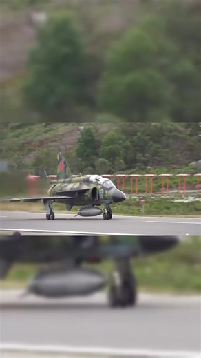 El Saab 37 Viggen. Fue un avión de combate fabricado por la compañía sueca Saab entre los años 1970 y 1990 con la finalidad de reemplazar al Saab 35 Draken. Del Viggen se llegaron a producir diversas variantes, desempeñando roles de avión interceptor, avión de ataque y de reconocimiento aéreo, así como una variante biplaza. #saab37viggen #fighter #aviation #Sweden #airforce