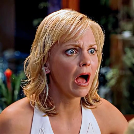 Scary Movie 3 (2003) | When crawling out of the TV doesn’t go as planned.📺👻