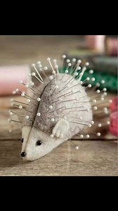 Ideas de alfileteros Los alfileteros son herramientas esenciales en la costura, ya que permiten tener a mano alfileres y agujas de forma segura y organizada. Su diseño facilita el acceso rápido durante el trabajo, evitando pérdidas y posibles accidentes. Se pueden rellenar con guata o con fibra de poliéster (relleno de cojines) También se suelen utilizar algunos materiales que ayudan a mantener los alfileres y las agujas afiladas y libres de óxido, estos materiales son: 1. Lana de acero fina o v