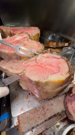 Extra thick prime rib from Lawry’s! #primerib #primeriblover #primeribdinner #lawrys #lawrystheprimerib #feast #feastagram #food #foodblog #asmr #delicious #thanksgiving #foodporn #foryoupagereels #fbreels #vegasfoodie | Dongkyuverymuch