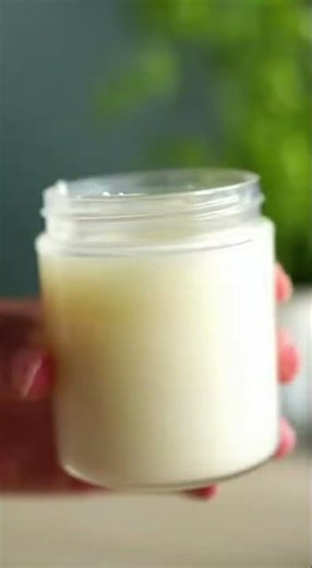 Lemon + toothpaste… and toilet stains vanish instantly!