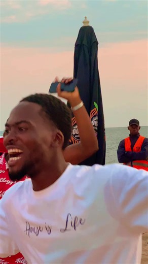 Daqui a 6 dias dia 16 os ingressos saem no aplicativo Uzeka por 22.000 Kz — bar aberto de bebidas frescas. Baixa já o app e prepara-te… Perto da lua 🌚 vai quem pode, não quem quer. 🔥 #angola🇦🇴portugal🇵🇹brasil🇧🇷 #muzembalovers❤️ #vaiquempodenaoquemquer #angola🇦🇴 #sunset