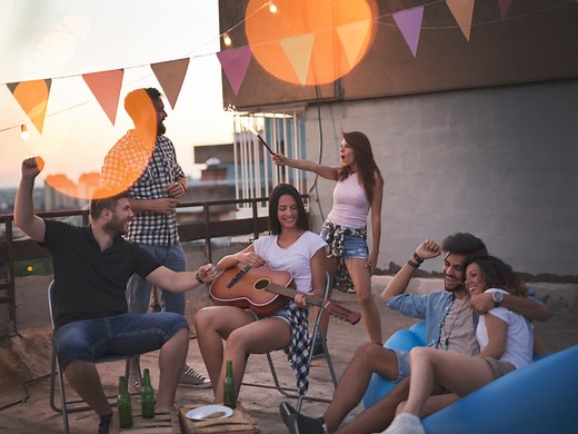 chill out(チルアウト)の意味とは？スラングやヒップホップ・例文・使い方