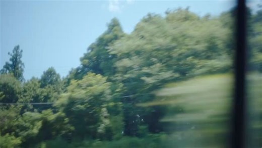 中野 優作 on Instagram: "「うちって、なんでクルマ持ってたん？」 ふと、父ちゃんに聞いてみた。 地元の工場で40年間働いていた父ちゃん。65歳で引退するまでずっと自転車通勤。 家から5分の距離だった。 クルマが必要なわけでもなかったし、そんなに余裕もなかったはずなのに。 「なんでうちにはクルマがないんや！って お前らに言われてのぉ。可哀想でな。」 家族4人で乗るには少し窮屈だった、真っ赤な三菱のミニカ。それは、わがままな僕と、姉への愛そのものだった。 いろんなところへ行った。 おばあちゃんの住む愛媛県の伯方島。高知の桂浜。徳島の大歩危小歩危。いつも、高速道路は使わなかった。 下道で帰りながら、寝ぼけ眼で見た景色。 サービスエリアで買ってもらったカセットテープを、繰り返し、何度も聞いた。 いつの間にかクルマは変わり、知らないうちにあのミニカは廃車になってしまったけれど、あの頃の思い出を忘れることはない。 あれから35年が経ち、僕はクルマ屋になった。お客様がクルマを買う理由に、ひとつとして同じものはない。 けれど、すべての人に、愛おしい時間が 生まれることを願って、僕は今日