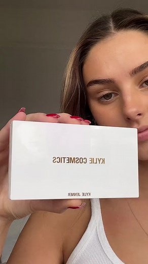 Effortless Natural Glam with Kylie Jenner Bronze Kyshadow Palette