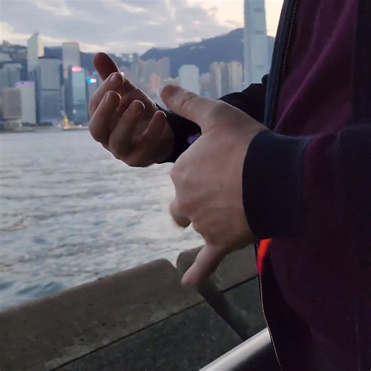 Leer hoe je het tot leven wekt!🐛 🪄Plaats het op je hand, een vlakke ondergrond, of laat het hindernissen omzeilen Haal dit magische wonder in huis👇 | Vigoexpress