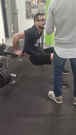 Parte 1| 📲 Como aprender boxeo en menos de un minuto? Antes de empezar a aprender a boxear debes de saber lo siguiente... 🥊Te enseñamos la mejor manera paso a paso: ✅Como colocarte en guardia. ✅Como defender en boxeo. ✅Como atacar en boxeo. ✅Los golpes mas potentes de boxeo. 🥊💥Lo mas importante para aprender a boxear desde cero. Ideal para principiantes y de recordatorio a los que saben. 📍Entrena con nosotros en nuestro gym de boxeo en Alcala de Henares 📌Cuentame en los comentarios que otr