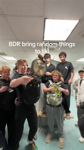 uridayan26 (@uridayan26)’s video of bringing random items to school