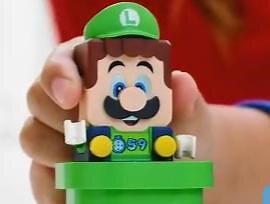 LEGO乐高71387超级马里奥路易吉儿童拼装积木。使用这款路易吉大冒险入门套组 (71387) 把孩子带入交互式乐高超级马力欧的世界。本套装包含乐高路易吉人偶，其能够通过液晶屏和扬声器做出即时表情反应，2021年4月首发，这款套装包含280个积木零件，可作为喜欢引领潮流的孩子的很棒礼物。玩家可以帮助乐高路易吉通过旋转式跷跷板、飞行挑战，与粉红色耀西进行交互，击败奔奔和枯骨栗宝宝，从而获取金币。源
