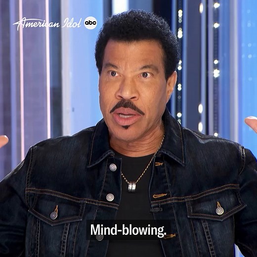 Sing along with us on the season premiere of American Idol TONIGHT at 8/7c on ABC and Stream on Hulu! | Glee