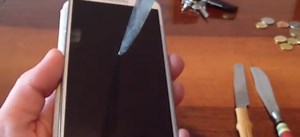 Video: Galaxy S4 goes under the knife in 4-minute scratch test