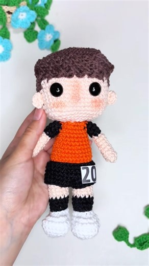 Tejimos un futbolista personalizado en crochet amigurumi