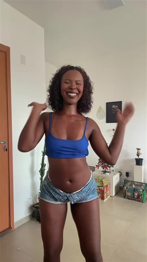 Calor intenso e danças de vestido azul na piscina