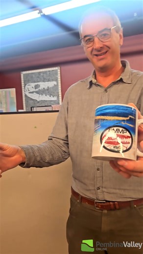 More Eagle Muggings took place in Morden today! 🏙️☕ This time, Alexander Peters from our news team hit the streets with a mission — to surprise locals with Eagle mugs and good vibes! 🎙️😄 South Central Regional Library Morden Branch 500 Stephen Community Centre But the tables turned when Adolfo from the Canadian Fossil Discovery Centre decided to mug us back! 🦕☕😂Canadian Fossil Discovery Centre Check out the fun, the laughter, and a few prehistoric surprises along the way. And THANK YOU for 