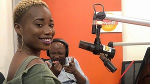 Live de Mula-officiel sur son titre "Paradis" lors de son passage dans l'émission #SalutlesPotes La suite du live ici 👉 https://youtu.be/KSTbs2TrZo4 L'intégralité de l'émission ici 👉 https://dai.ly/x7vsljw #FREQUENCE2 | FREQUENCE 2