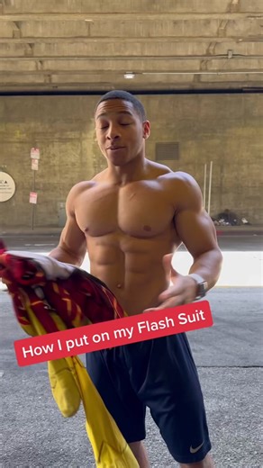 How I put on my flash suit! 🏃🏽‍♂️💨⚡️ #theflash #dccosplay #flashcosplay #cosplay #dccomics