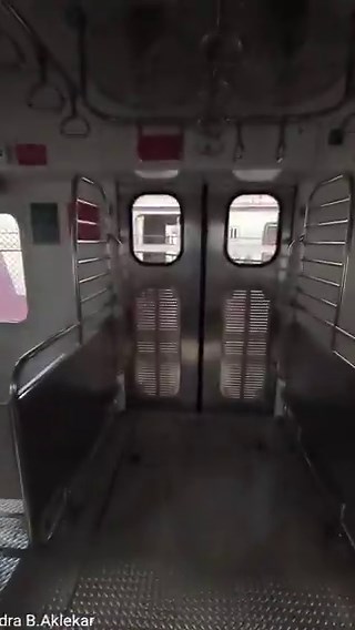 Idiotic windows designed by a person who has never travelled on a local train!! The person sitting near the window will have to look through a glass window!!Copy pasted from LHB coaches, but there u have seats on the openings.@AshwiniVaishnaw @RailMinIndia @Central_Railway