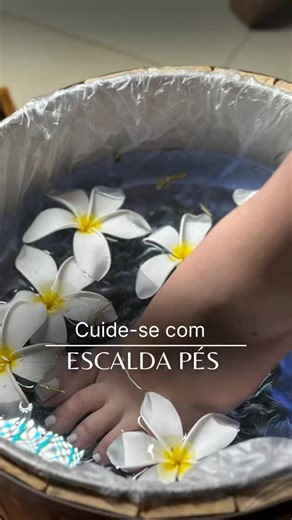 Vanuri Spa Urbano & Estética Avançada on Instagram: "O escalda-pés não é apenas um momento de relaxamento. O contato com a água morna estimula a circulação, ajuda a reduzir a tensão acumulada e envia ao cérebro um sinal claro de desaceleração. É por isso que o corpo responde com mais calma, sensação de acolhimento e descanso quase imediato. Um cuidado simples, mas profundamente eficaz para quem vive em ritmo acelerado. Na Vanuri, até os rituais mais sutis têm intenção. ✨ Porque o bem-estar começ