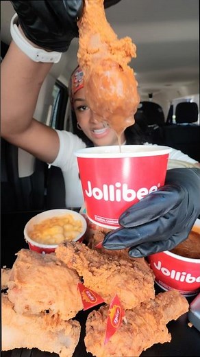 #ad Jollibee Mukbang in the car! 😄‪@JollibeeUSA‬ #HaveAJollyDay #JollyMoments #ChickenjoyMoments