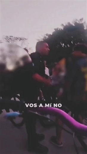 -Policía: "No te hagas el poronga conmigo eh, queres ver como te llevo a la comisaria?"+Pibazo: "HACE LO QUE QUIERAS, pero estaría bueno que vayan a buscar a los DELINCUENTES"+Vecino: "Yo soy vecino y me hago cargo de los chicos, están todo el día acá y no joden a nadie"Un policía se quiso hacer el picante con unos pibes que estaban andando en bicicleta y se fue TOTALMENTE DOMADO. Fíjense como cambia el tonito cuando aparece un adulto. El sorete se hacía el guapo con pibes de 15 años. Tremendo C