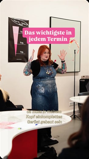 CINDY | HIGH END BLONDE | 📍HAMBURG on Instagram: "Manchmal vergisst man im Alltag, wie viel Verantwortung in unserem Job steckt. Es geht nicht um eine Technik, nicht um einen Trend und schon gar nicht um schnelle Lösungen. Es geht um Menschen. 🤍 In den ersten 15 Minuten eines Termins entscheidet sich so viel. Zuhören. Wahrnehmen. Verstehen. Nicht nur Haare analysieren, sondern Lebensrealitäten, Wünsche und Grenzen mitdenken. Individuelle Looks entstehen nicht durch Copy & Paste, sondern durch