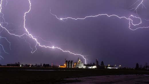 Severe thunderstorms produce about 900 lightning strikes in western Washington
