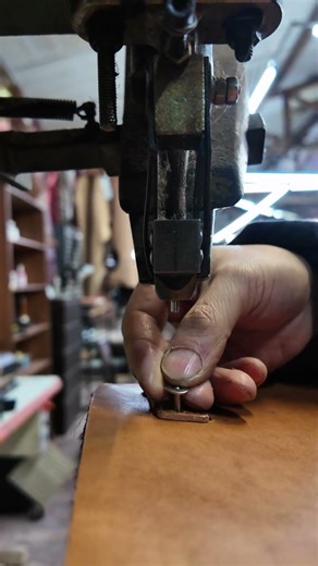 Handmade installation of copper rivets for daily use#bagmaking #leather #bag #brass #copper #rivet
