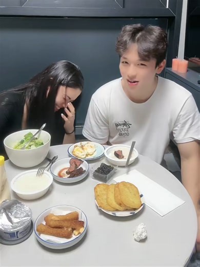 TIMO 🍚🍛🍜🥩🥦 w/ lovely couple Hyunho (@jhh1033) & Bic (@bicmontero) #hyunho #hyunho🐟 #bic