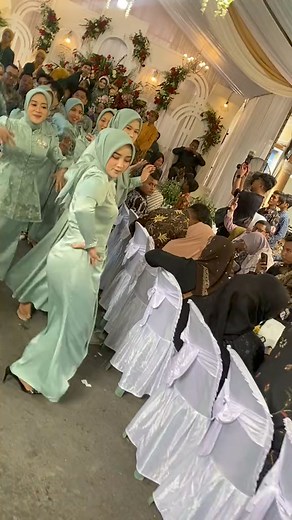 3M views · 10K reactions | inspirasi gaun dres bridesmaid Wajib save dulu yuk Buat refrensi dres bridesmaid mu #gaunbridesmaid #inspirasikondangan #kebayaaoutfit #kebayaakad #jahitkebaya #inspirasigaunmuslimah #seragamlebaran #seragamfamily #cuapledres #dress #gaun #inspirasi #modeldres #dreshitam #inspirasiootd #ootd #outfitkondangan #kondangan #seragam #bajulebaran #gamis #longdres | Sehella | Facebook