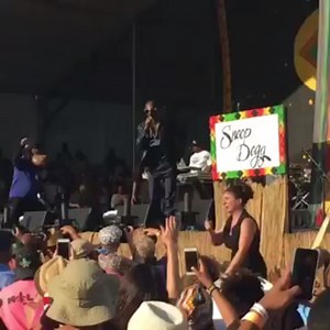 Dancing Sign Language Interpreter Brilliantly Raps With Her Hands During a Snoop Dogg Performance