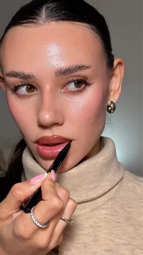 STACY BEAUTY & FASHION CREATOR on Instagram: "Repeating the hack for perfect lips 💄 #makeup #beautyhacks #lipstik #makeuptransformation #beautyinspo"