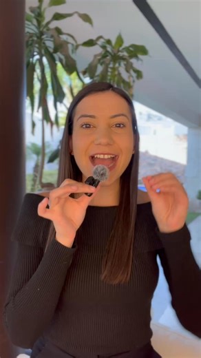 Muchos freelancers creen que para ganar más dinero necesitan trabajar más horas… Que tienen que conseguir más clientes para aumentar sus ingresos… Pero eso no es verdad. De hecho… Los freelancers exitosos tienen una ventaja única para generar ingresos sin trabajar más tiempo. ¿Sabes cuál es? Ya tienes el conocimiento que otros necesitan. Después de 2 o 3 años ayudando clientes, ya dominas procesos que otras personas pagarían por aprender. Tu experiencia real vale más que cualquier teoría. Y lo m