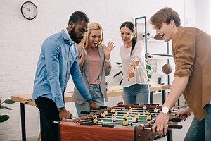 8 Tischkicker Tipps für mehr Erfolg beim Tischfussball im Unternehmen ✓