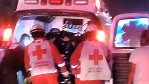 #Guadalupe l La tarde de este sábado, alrededor de las 7:15 de la tarde, se registró un grave hecho vial tipo atropellamiento sobre la avenida Ferrocarril, a la altura de la esquina con calle San Isidro, en la colonia Campesina del municipio de Guadalupe, Zacatecas. De acuerdo con los primeros reportes, el conductor de una camioneta Silverado doble cabina arrolló a una mujer de aproximadamente 65 años de edad, arrastrándola alrededor de 150 metros sin percatarse de ello. El propio conductor decl