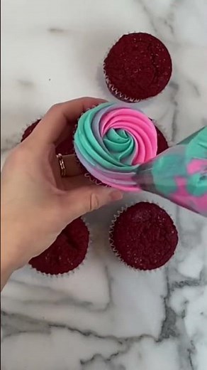 🧁 Easy 2-COLOR CUPCAKE SWIRL: How to Pipe Cupcake Buttercream Frosting Icing Multicolor #shorts