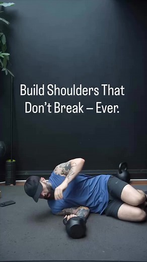 Shoulder exercises 💪🏼 Follow us for more ✨ #posture #posturecorrection #mobility #mobilityroutine #bettermobility