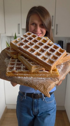 NAJLEPSZE GOFRY / PRZEPIS Tylko kilka składników i ten smak 😋😍🥰. Uwielbiam, moje dzieciki też i Wy też je pokochacie! Co tu dużo pisać. Głodomory są na tak! 😘🥰😍 ---- Składniki: szklanka 250 mk - 4 jajka - 2 szklanki mleka - 110 g oleju - 2,5 szklanki mąki pszennej - 2 łyżeczki proszku do pieczenia - 2 łyżeczki cukru Jajka mieszamy z mlekiem i olejem. Dodajemy do nich mąkę, cukier oraz proszek do pieczenia. Mieszamy na gładką mase. Nagrzewamy dobrze gofrownice. Lekko spryskujemy lub smaruje