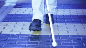 Řidič napadl slepce a jeho doprovod, protože příliš pomalu přecházeli silnici - Novinky