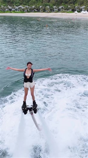 Bay vài lần nữa thôi, khả năng là nhảy theo nhạc được luôn 🚀🌊 #DiepLamAnh #flyboard #waterworldvietnam #VinPearl #watersports