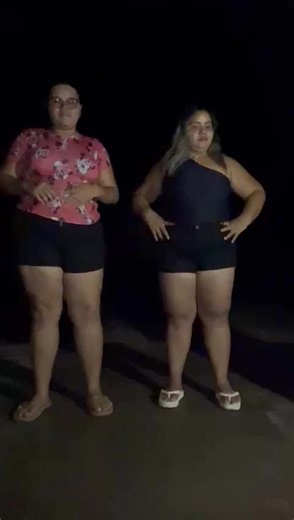 bem sincronizadas 😂😂 @vanessaenfa26 #dancinhatiktok #neif #fyyyyyyyyyyyyyyyy