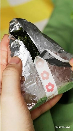 【この裏技知ってる😎？】パリパリ海苔おにぎりの包み方🍙
