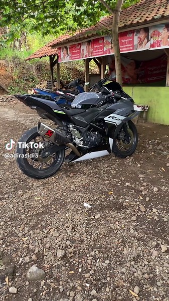 Experience the Powerful Sound of Akrapovic Exhaust on R25