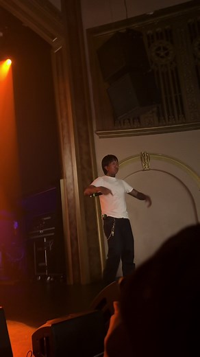 Cold Hart en concierto interpretando 'Big City Blues'
