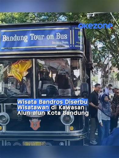 Beginilah kepadatan wisatawan saat akan menaiki Bandung Tour on Bus atau Bandros di kawasan Alun-Alun Kota Bandung, Jawa Barat, Jumat siang. Momen libur panjang Kenaikan Isa Almasih ini dimanfaatkan warga untuk berlibur bersama keluarga dan kerabat. Akibatnya, antrean pun membludak. Meski harus mengantre lama, warga dari dalam maupun luar Kota Bandung tetap antusias menaiki ikon wisata Kota Kembang tersebut. Selain berkeliling menikmati suasana jalanan Kota Bandung, para wisatawan juga diajak me