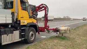 177K views · 775 reactions | Vores entreprenør har netop vasket kantpælene i yderrabatten på motorvejen henover Fyn og på Sønderjyske Motorvej. Nu går turen til kantpælene op af E45 mod Århus. Entreprenøren har på deres bil monteret en vaskearm med to børster, så kantpælene vaskes på begge sider. På bilen er der 2000 liter vandtanke, som tilfører vand til børsterne.  | Vejdirektoratet | Facebook