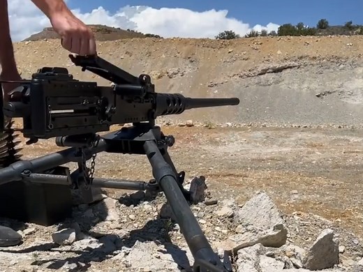 勃朗宁M2HB重机枪实弹射击