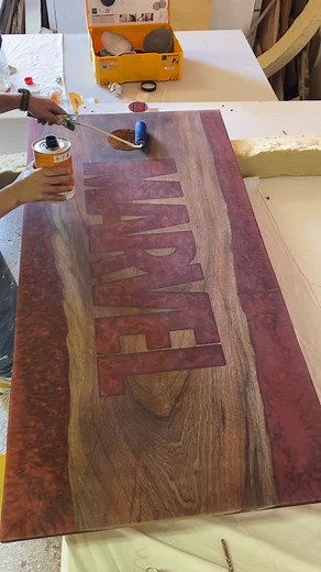 ✨ Nouvelle création sur mesure ( thème Marvel ) ! ✨ Voici un plateau de table unique, entièrement réalisé sur commande, avec une inspiration Marvel et une teinte rouge éclatante. Chaque détail a été travaillé avec soin, et des effets spéciaux ont été ajoutés pour donner profondeur et caractère à cette pièce table ...🍀 Je suis actuellement en train de passer le vernis pour la finition, pour sublimer les couleurs et protéger le plateau, et je peux déjà vous dire que le rendu sera brillant, élégan